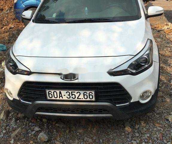 Bán Hyundai i20 Active đời 2017, màu trắng, nhập khẩu nguyên chiếc xe gia đình0