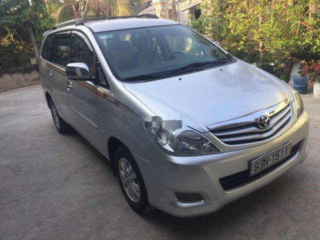 Cần bán Toyota Innova G đời 2009, màu bạc xe gia đình, 318tr0