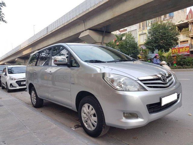 Cần bán gấp Toyota Innova năm 2011, màu bạc xe gia đình, 395tr0