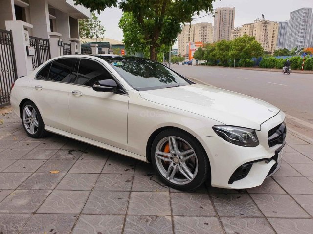 Bán Mercedes E300 AMG 2016, màu trắng nội thất cam