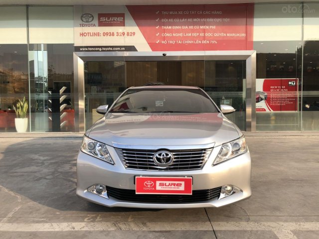 Cần bán Toyota Camry 2.0E AT 2013, màu bạc, 42.000km TPHCM giá tốt