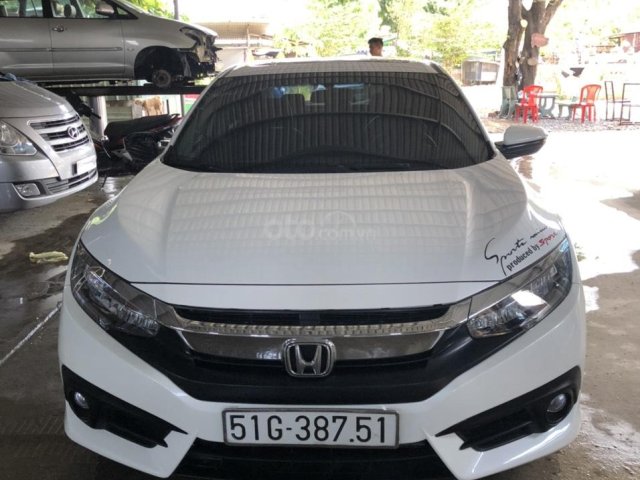 Bán giá rẻ chiếc xe Honda Civic 1.5L Vtec Turbo, sản xuất 2017, màu trắng, giá tốt