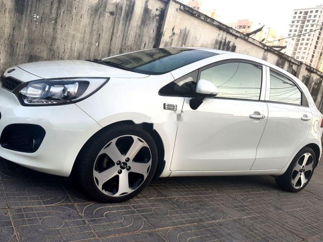 Cần bán xe Kia Rio đời 2013, màu trắng, xe nhập