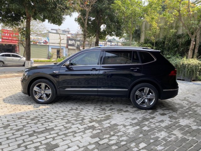 Cần bán gấp Volkswagen Tiguan đời 2019, màu đen, siêu lướt