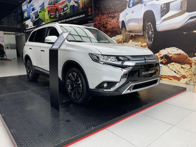 Mitsubishi Outlander, giảm 50% thuế trước bạ - ưu đãi lớn từ đại lý, cam kết giá tốt nhất miền Trung0