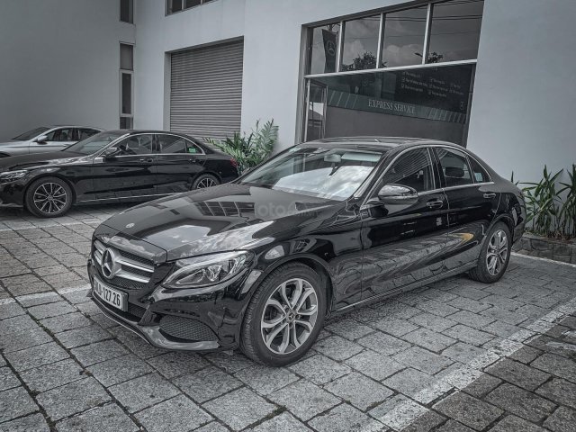 Bán nhanh với chiếc Mercedes-Benz C200 sản xuất 2018, màu đen, giá thấp, full nội thất