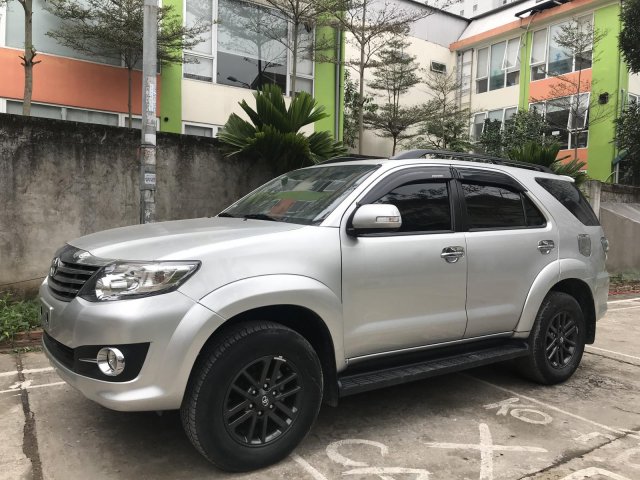 Bán xe Toyota Fortuner 2015, số tự động, màu bạc