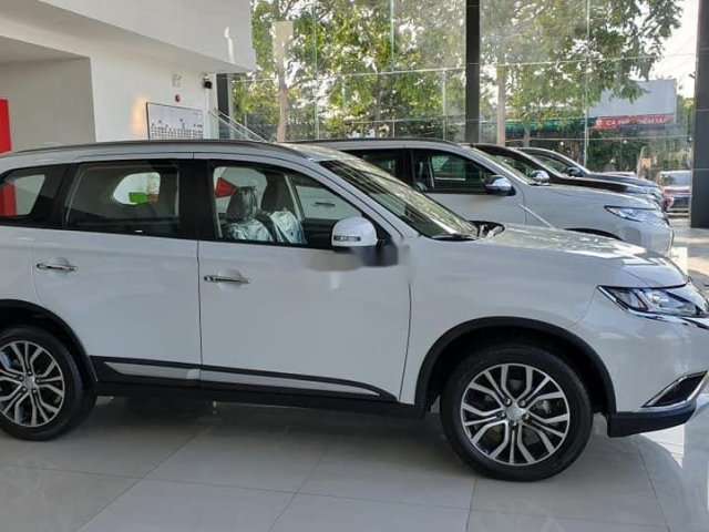 Bán ô tô Mitsubishi Outlander sản xuất 2019, màu trắng, giá chỉ 735 triệu0