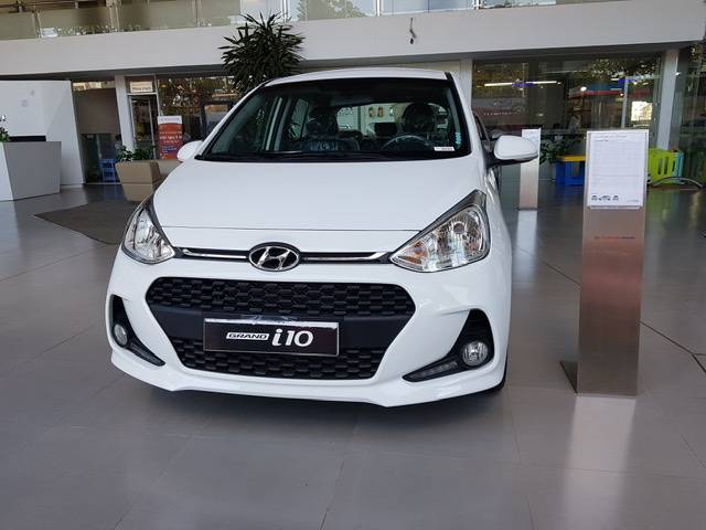 Bán ô tô Hyundai Grand i10 1.2AT năm 2019, màu trắng0