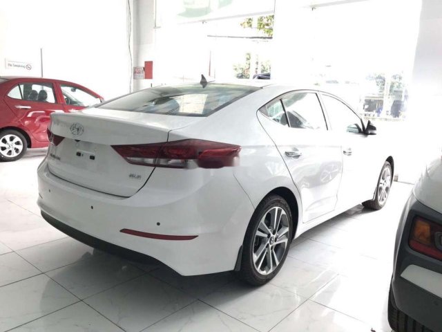 Bán Hyundai Elantra đời 2018, màu trắng, nhập khẩu0