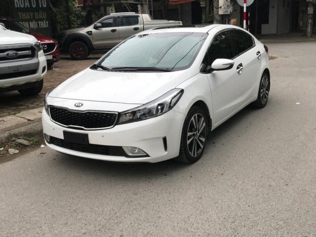 Cần bán xe Kia Cerato đời 2018, màu trắng0