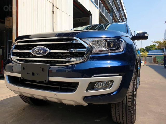 Ford Everest giá khủng chưa từng có, quà nặng ký trao tay