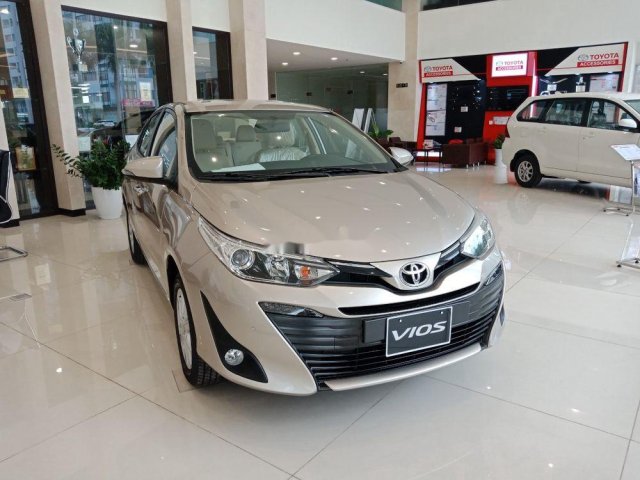 Bán xe Toyota Vios đời 2020, màu vàng