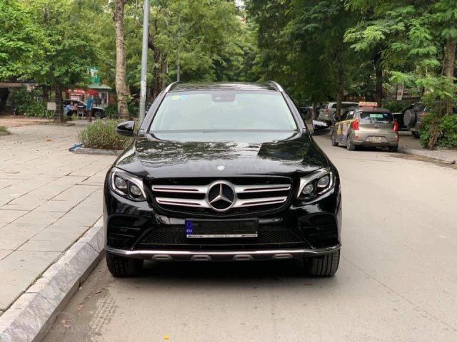 Mercedes GLC300 4Matic đời 2017 màu đen/kem xuất sắc