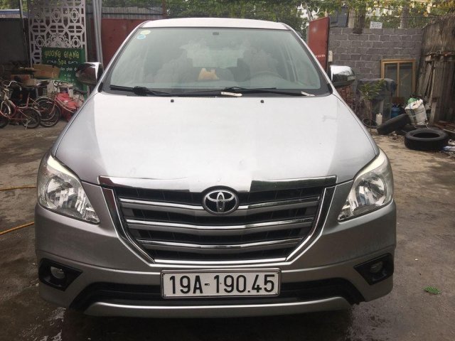 Cần bán xe Toyota Innova đời 2015, màu bạc số sàn