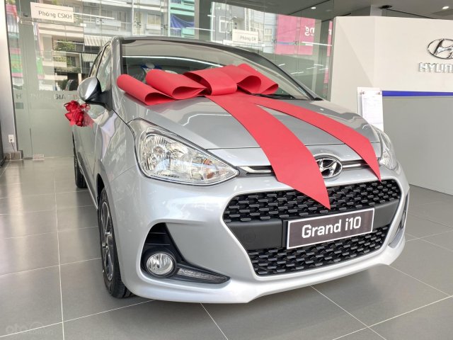 Bán nhanh với chiếc Hyundai Grand i10 hatchback AT sản xuất 2019, màu bạc, giao nhanh