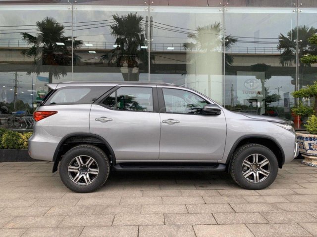 Bán Toyota Fortuner 2.4G AT năm 2020, màu bạc0