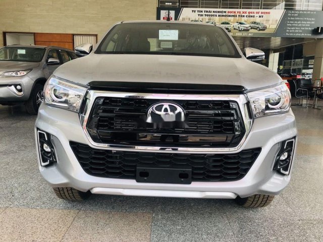 Bán Toyota Hilux năm sản xuất 2020, màu bạc, xe nhập0