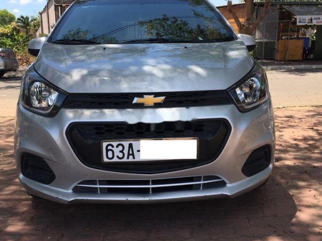 Cần bán Chevrolet Spark năm sản xuất 2018, màu bạc