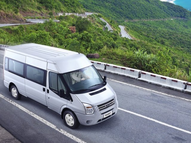 Ford Transit 2016 có thiết kế đẹp và lịch lãm. 1