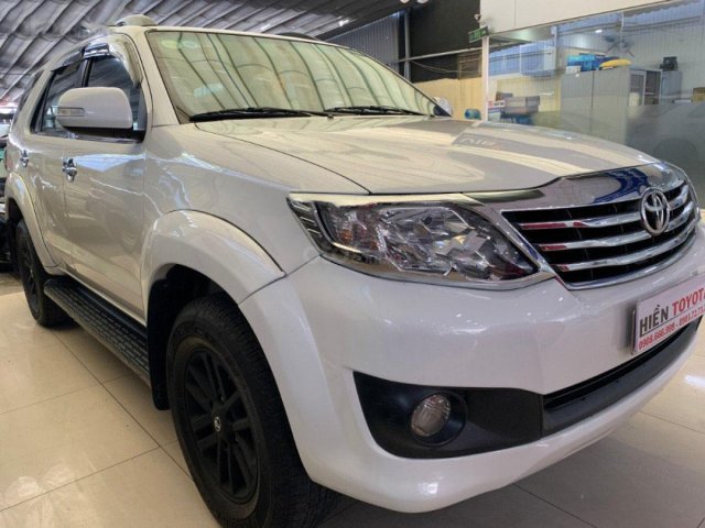 Cần bán xe Toyota Fortuner 2.7V 4x2 AT đời 2012, màu trắng như mới, 566 triệu