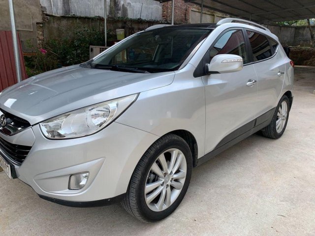 Cần bán Hyundai Tucson đời 2010, màu bạc, nhập khẩu nguyên chiếc