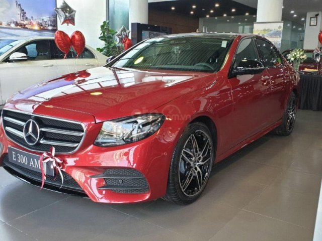 Bán Mercedes E300 năm 2019, màu đỏ