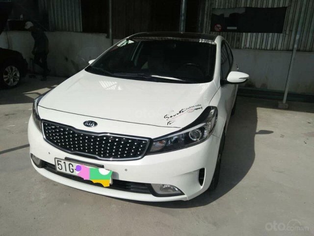 Cần bán xe Kia Cerato 1.6 AT đời 2017, màu trắng xe gia đình