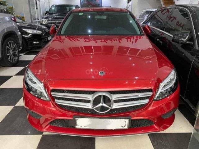 Bán xe Mercedes C200 đời 2019, màu đỏ còn mới