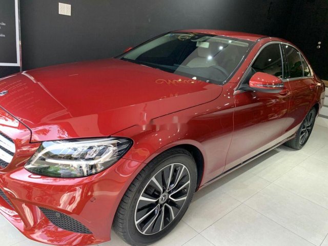 Cần bán gấp Mercedes C200 đời 2018, màu đỏ0