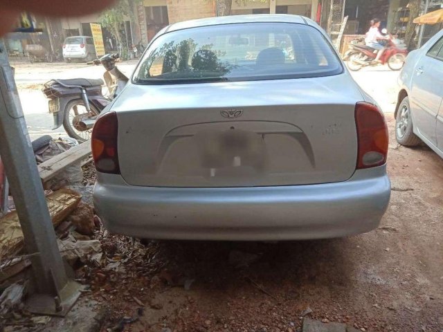 Cần bán lại xe Daewoo Lanos năm sản xuất 2003, màu bạc0