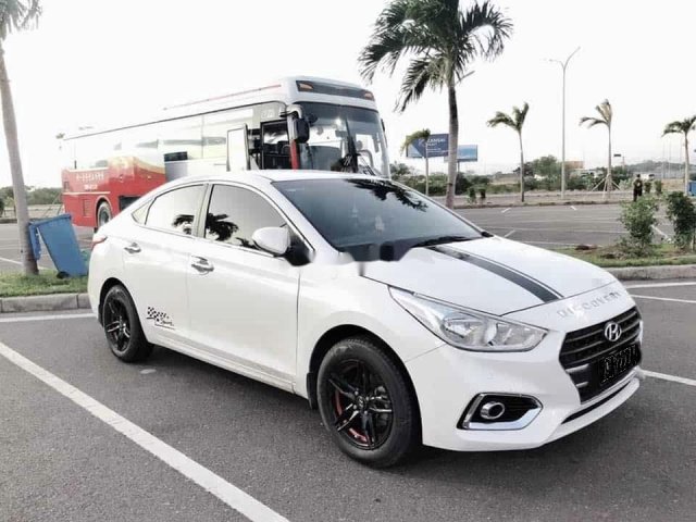 Cần bán gấp Hyundai Accent năm 2018, màu trắng