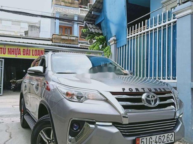 Cần bán Toyota Fortuner đời 2017, màu bạc chính chủ