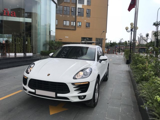 Xe chính chủ bán Porsche Macan 2.0L sx 2015, màu trắng, nội thất kem sang trọng và trẻ trung