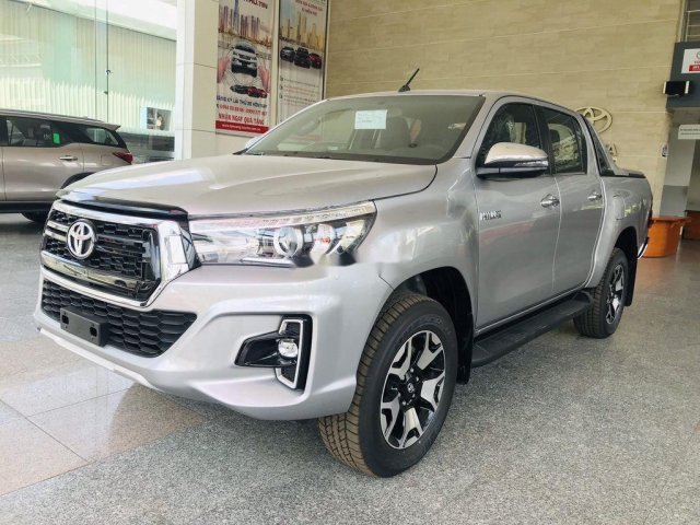 Cần bán xe Toyota Hilux sản xuất năm 2019, màu bạc, nhập khẩu, giá 878tr