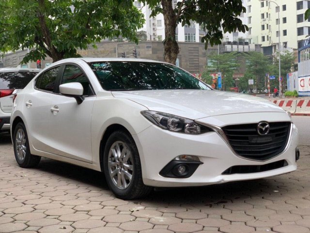 Cần bán Mazda 3 1.5 AT sản xuất năm 2017, màu trắng, giá 555tr