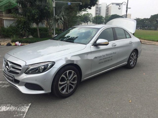 Cần bán gấp Mercedes C200 sản xuất 2017, màu bạc đẹp như mới