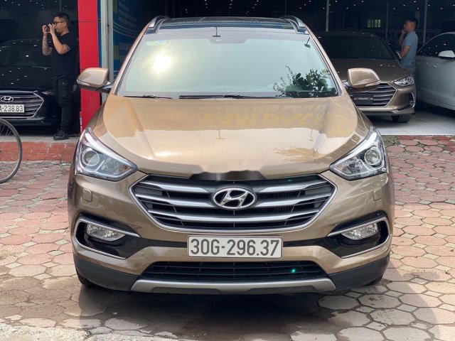 Cần bán lại Hyundai Santa Fe sản xuất năm 2017, màu nâu vàng