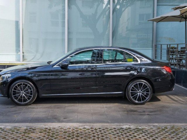 Cần bán gấp Mercedes C200 Exclusive đời 2018, màu đen