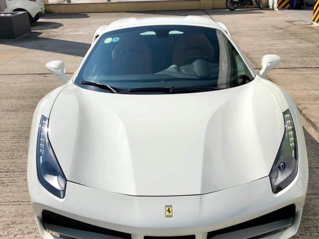 Siêu xe Ferrari 488 sản xuất năm 2017, màu trắng, mui trần cần bán lại