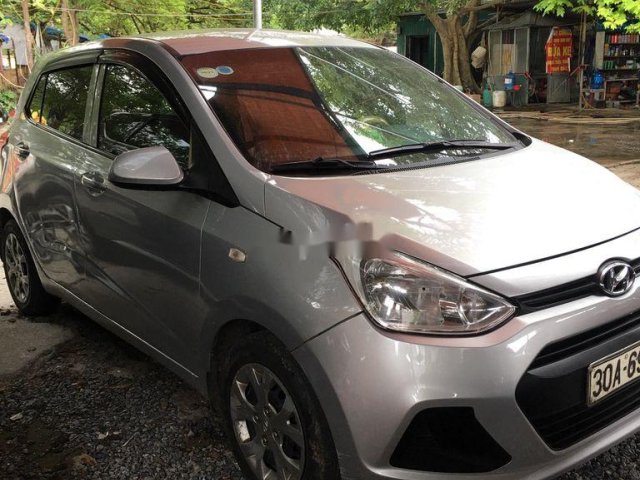 Cần bán xe Hyundai Grand i10 2015, màu bạc xe gia đình0