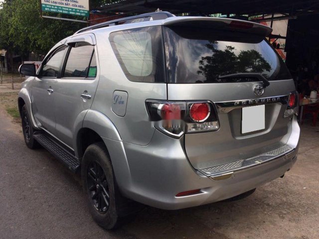 Xe Toyota Fortuner MT năm 2015, màu bạc chính chủ0