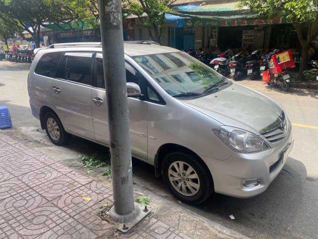 Cần bán gấp Toyota Innova G 2011, màu bạc chính chủ, giá 305tr