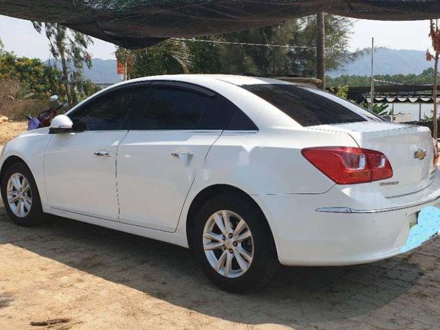 Cần bán xe Chevrolet Cruze sản xuất 2015, màu trắng, 338tr