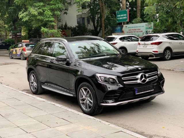 Mercedes GLC300 đời 2017 màu đen, bản đủ xe đẹp giá rẻ