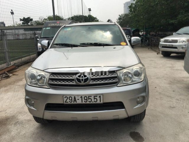 Cần bán Toyota Fortuner năm sản xuất 2011, màu bạc0