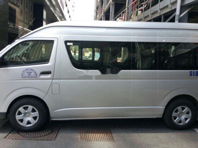 Bán Toyota Hiace 2015, màu bạc như mới