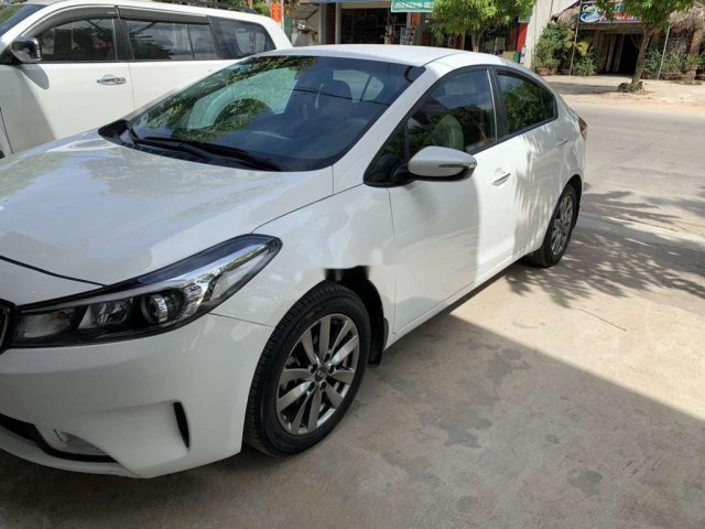 Cần bán Kia Cerato sản xuất 2017, màu trắng còn mới, 425 triệu0