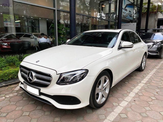 Cần bán gấp Mercedes E250 sản xuất 2017, màu trắng còn mới