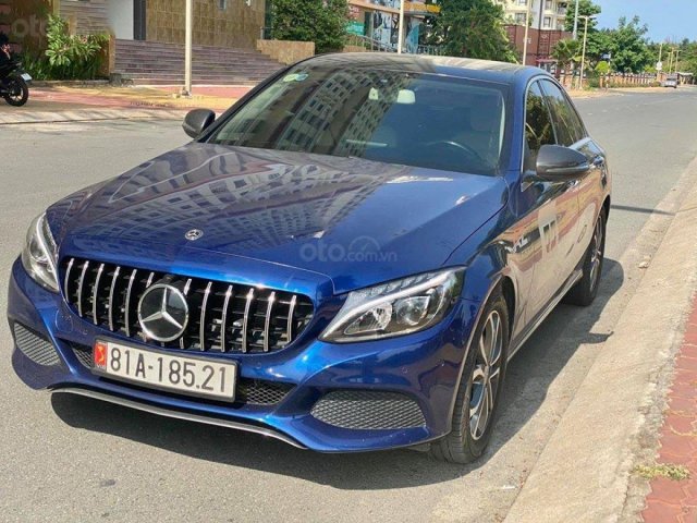 Bán xe Mercedes C200 đời 2017, màu xanh lam còn mới